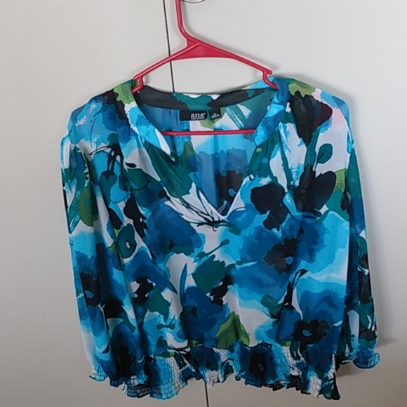 Beautiful blouse - Picture 1 of 3